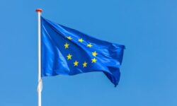 Pay by Bank casino oktober 16, 2025Nyheter Pay by Bank har blivit en allt vanligare betalningsmetod vid kassan hos svenska och europeiska nätcasinon. Tekniken bygger på så kallade konto-till-konto-betalningar (A2A, account-to-account) och är ett konsumentnära begrepp som ofta används av fintech-aktörer, banker och betalplattformar för att tydliggöra detta alternativ gentemot traditionella kortbetalningar. På Casinouttag.com bevakar vi utvecklingen inom betalningslösningar och kan konstatera att Pay by Bank växer snabbt även i Sverige, inte minst tack vare nya regulatoriska krav och ökad efterfrågan på säkra, snabba och enkla insättningar och uttag. Vad är Pay by Bank? Pay by Bank innebär att betalningen sker direkt från ditt bankkonto till mottagarens konto, utan mellanled via betalkort eller e-plånbok. Detta görs möjligt genom öppna API:er och den underliggande ramen av öppen bank (open banking). Betalningen initieras och bekräftas med stark kundautentisering, ofta med BankID i Sverige, vilket stärker konsumentskyddet och minskar risken för bedrägerier. För casinospelare innebär Pay by Bank ett snabbt och effektivt sätt att både sätta in och ta ut pengar. Viktiga egenskaper hos Pay by Bank Stark autentisering: Alltid verifiering med BankID eller motsvarande. Ingen delning av känsliga kortuppgifter: Minskar exponering för kortbedrägerier. Förhandsifyllda uppgifter: Minimerar fel och gör processen snabbare. Noga kollade handlare: Betalningsleverantörerna ställer höga krav på anslutna casinon. Pay by Bank – snabbt växande betalalternativ I Storbritannien används Pay by Bank redan till över 27 miljoner transaktioner varje månad. Statistik visar att 65 % av brittiska konsumenter är bekväma med att använda Pay by Bank om det erbjuds i kassan, och bland personer mellan 18–44 år är siffran hela 74 %. Betallösningar där pengarna överförs direkt mellan bankkonton ökar snabbt även i Norden, delvis tack vare tjänster som Trustly och Brite samt ny lagstiftning kring snabba betalningar (läs mer om blixtsnabba överföringar här). Egenskap Pay by Bank Kortbetalning Autentisering BankID/stark CVC/kod Delning av info Inga kortuppgifter Kortnummer delas Behandlingstid Ofta omedelbar Några minuter–dagar Konvertering och kundupplevelse Betalningsleverantörer rapporterar mycket höga konverteringsnivåer, särskilt på marknader där Pay by Bank introducerats brett. Till exempel visar TrueLayer att företag som erbjuder Pay by Bank kan nå upp till 90 % i betalningskonvertering vid kassan. Långsam återbetalning är ett vanligt bekymmer för spelare och e-handelskunder; enligt statistik är 84 % nöjda att få återbetalning inom en vecka, men 80 % uppger att tiden för återköp påverkar deras vilja att välja en viss aktör igen. Fördelar för casinospelare Snabba och direkta insättningar/uttag Lägre risk för bedrägeri och identitetsstöld Ständig kontroll via BankID och öppna API:er Transparenta avgifter jämfört med vissa kort och e-plånböcker Reglering och teknisk utveckling Svenska marknaden för spelhantering och betalningar regleras av Spelinspektionen samt nationell och EU-gemensam lagstiftning. Övergången till Pay by Bank-lösningar har påskyndats av krav på stark kundautentisering (SCA) och ökade kontroller mot penningtvätt. Samtidigt går teknikutvecklingen snabbt, där nya EU-regler ställer krav på att överföringar ska ske nästintill omedelbart. Läs mer om hur EU:s regler påverkar casinobetalingar i vår artikel om EU:s regler om snabba uttag. Exempel på leverantörer och framtidstrender I Sverige har tjänster som Trustly, Brite och Zimpler tidigt introducerat Pay by Bank-funktionalitet för casinon. Dessa aktörer konkurrerar nu med internationella lösningar; till exempel lanserade Stripe nyligen Pay by Bank i Europa (läs mer här). Framtiden pekar mot att allt fler casinon inför A2A-betalningar vid sidan av eller istället för kort. Många analytiker räknar med att det blir ny standard, särskilt där konsumentskydd och regelefterlevnad står högt i kurs.